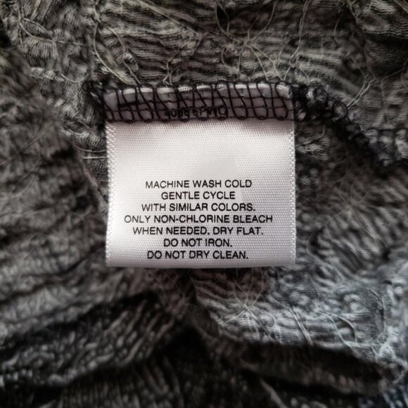 Jaclyn Smith Blouse Black White Floral Stretchy Wavy Bottom Short Sleeves Size L - Picture 6 of 12